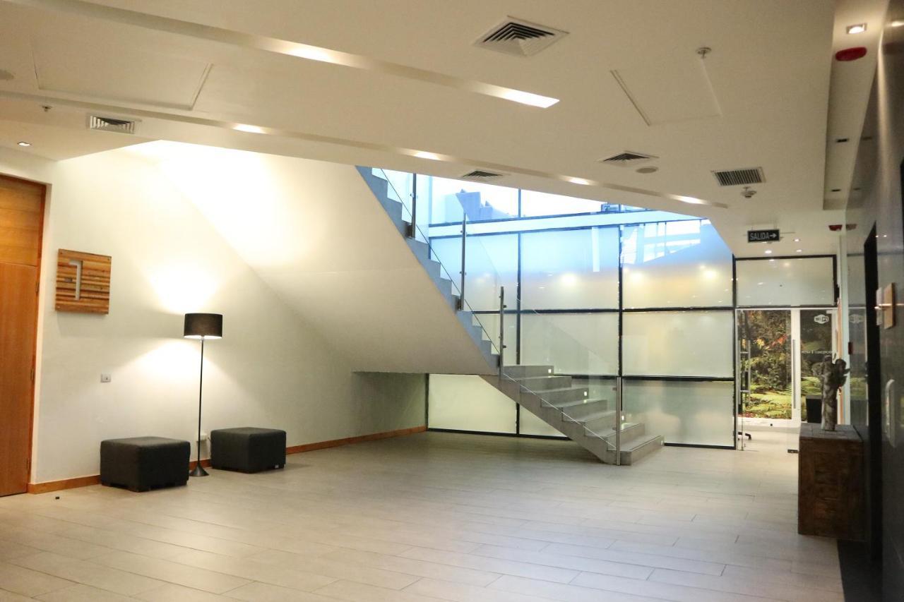 מלון Wyndham Concepcion Pettra מראה חיצוני תמונה Interior of the library