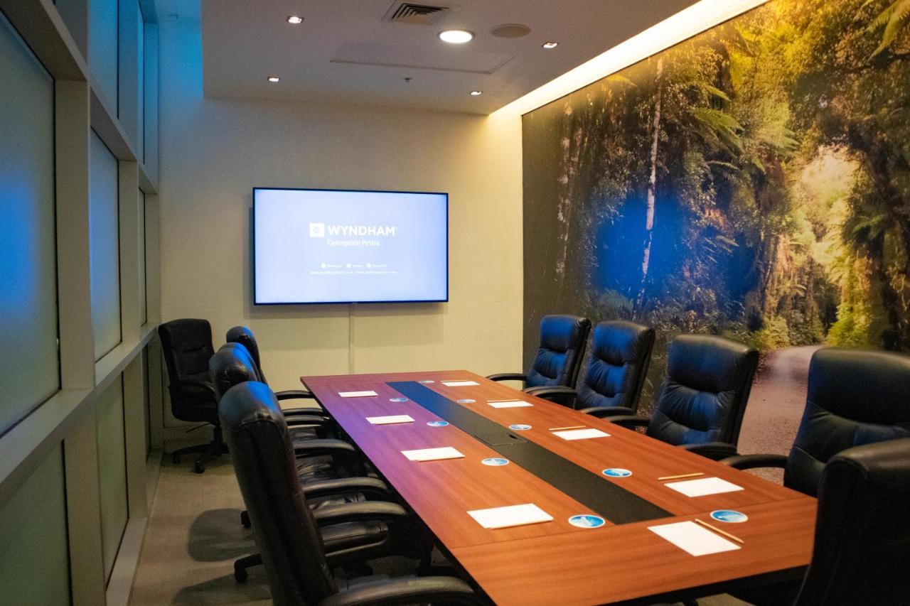 מלון Wyndham Concepcion Pettra מראה חיצוני תמונה A meeting room at the headquarters of the National Oceanic and Atmospheric Administration