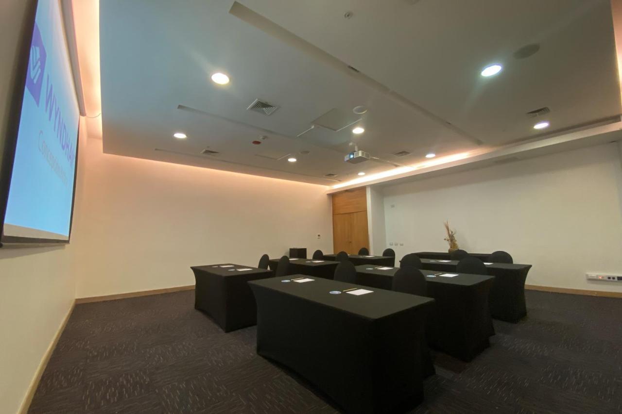 מלון Wyndham Concepcion Pettra מראה חיצוני תמונה A meeting room at the National University of Singapore